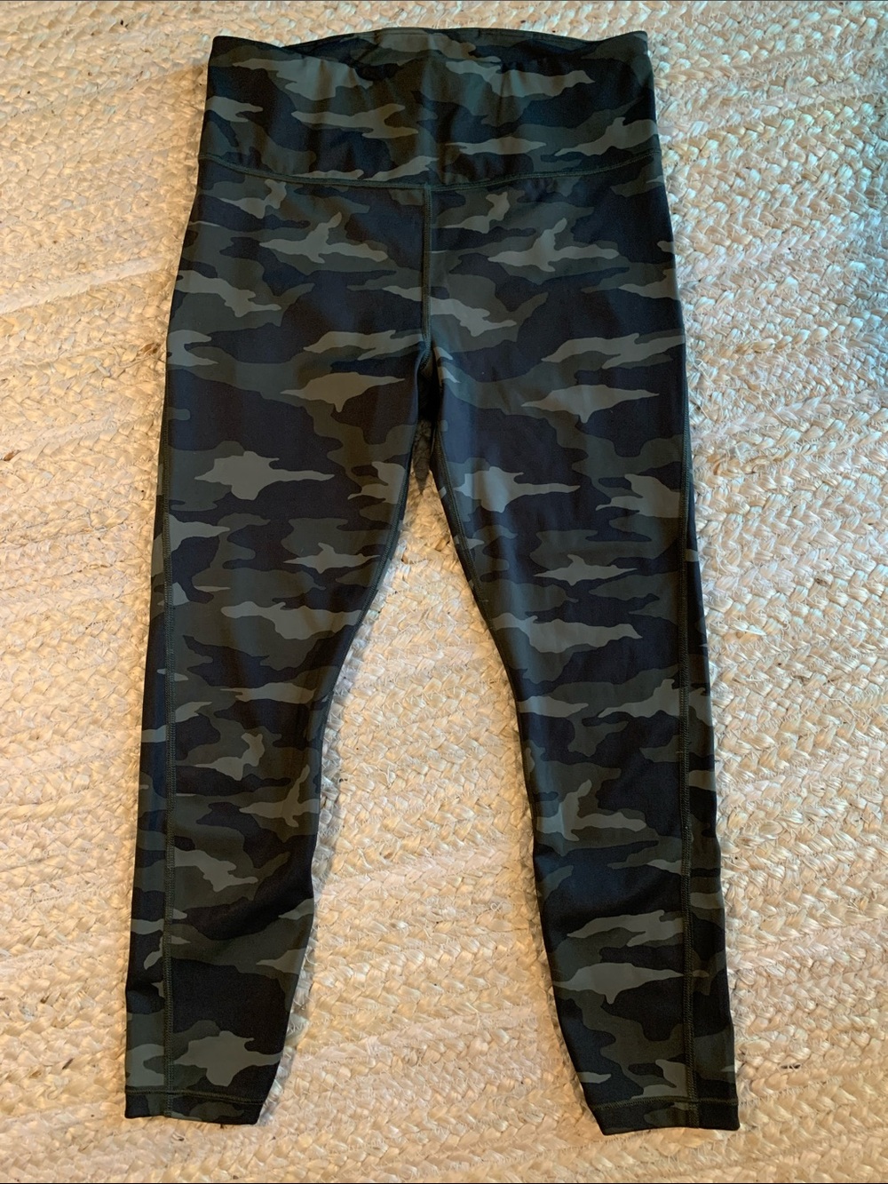 Athleta Camo Ultimate 7/8 Tight in Olive Green